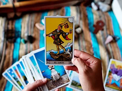 Lectura de cartas de tarot con velas y cristales