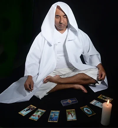 Vidente de Tarot Supremo realizando una lectura de cartas